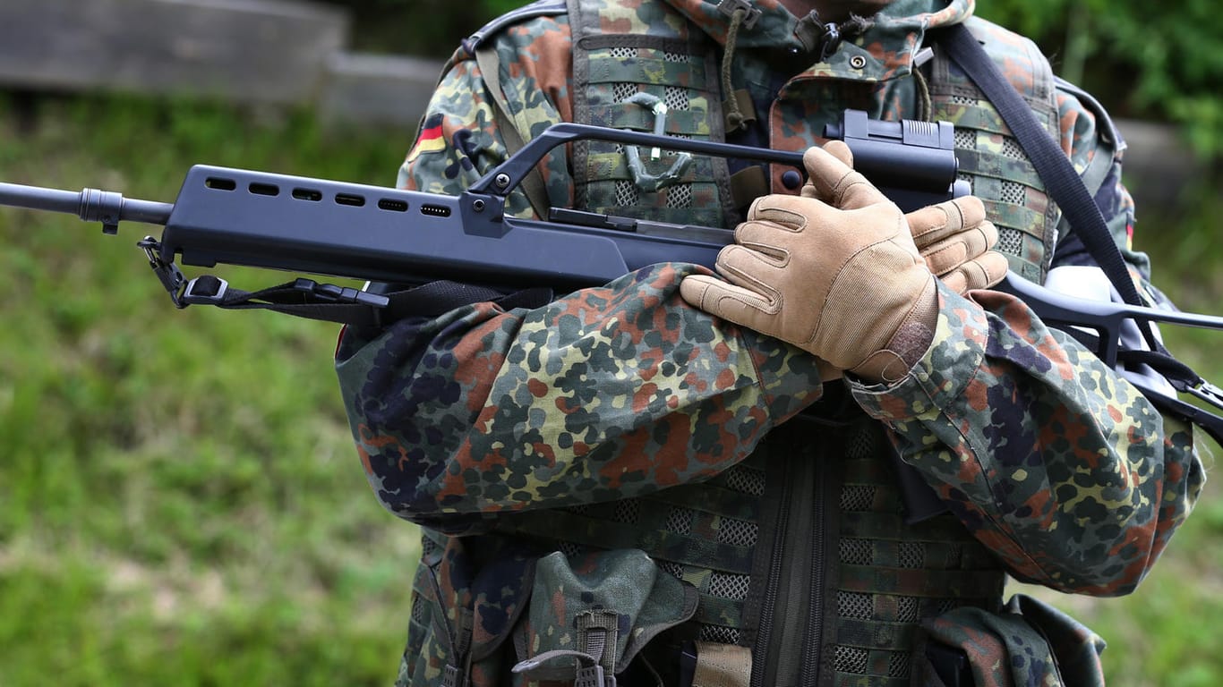 Ein Bundeswehrsoldat bei einer Übung mit dem Sturmgewehr G 36.