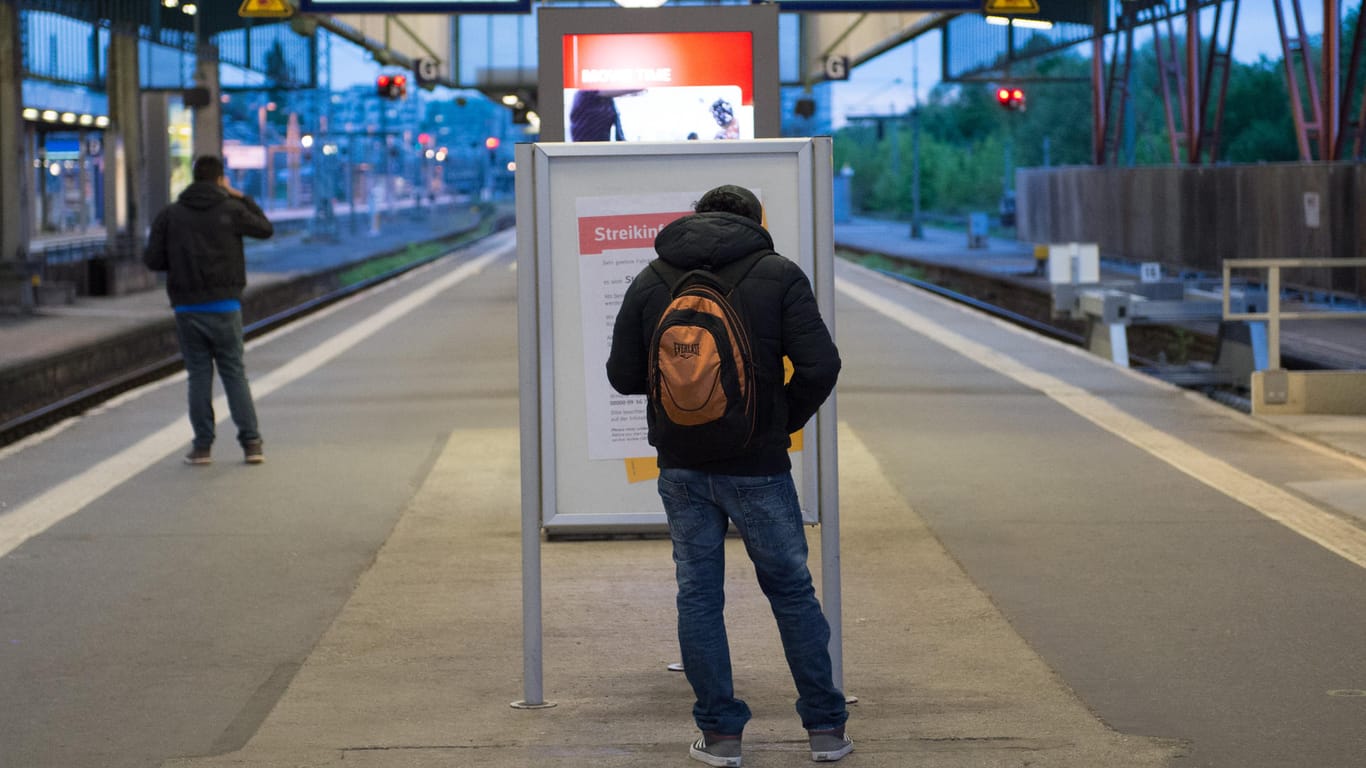 Verwaiste Bahnsteige und der ratlose Blick auf die "Streikinformation": Die Lokführergewerkschaft GDL hat den bisher längsten Streik in der Geschichte der Deutschen Bahn ausgerufen.