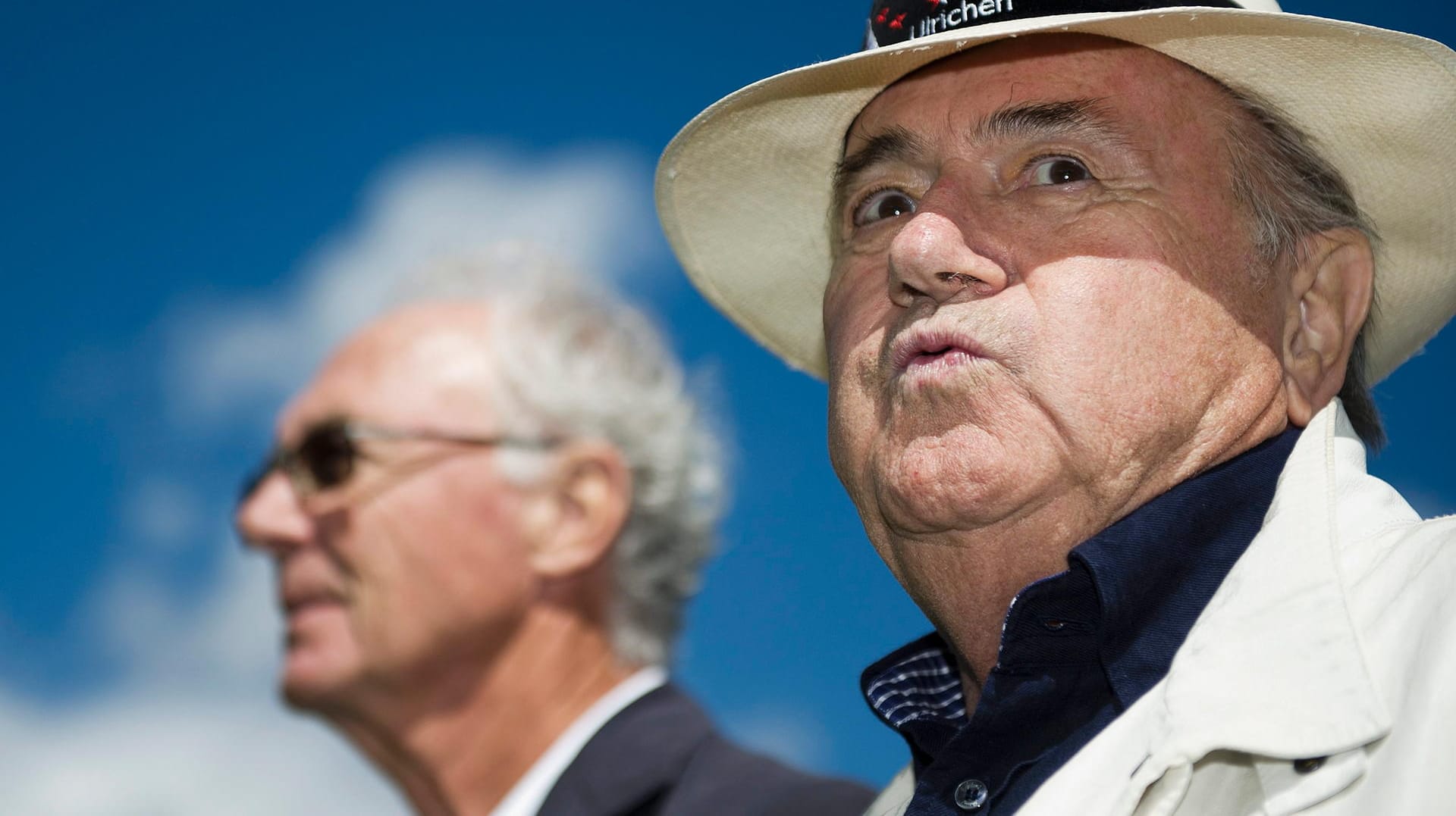 Sepp Blatter (re.) bezeichnet die Aussagen von Franz Beckenbauer als "absurd".