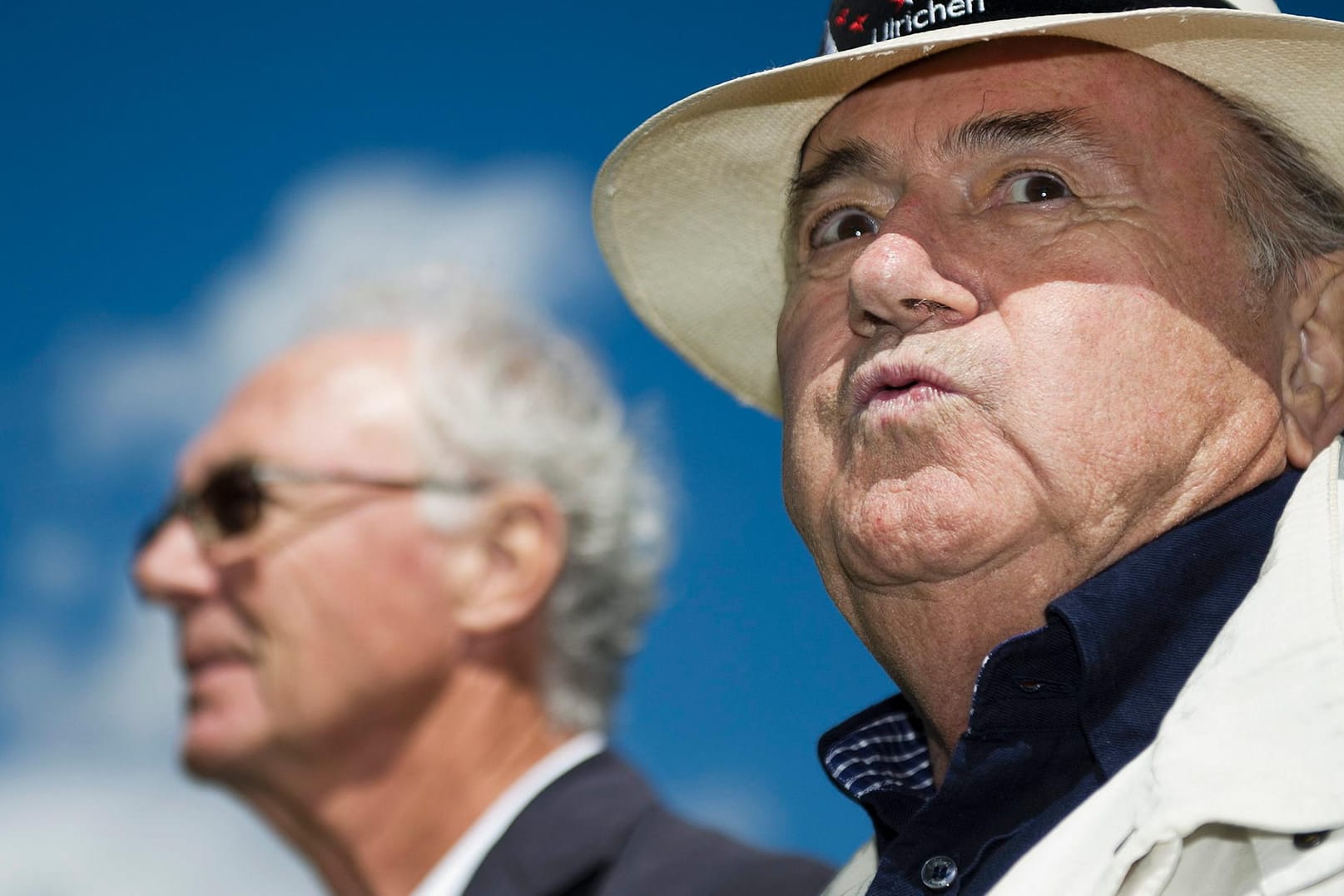 Sepp Blatter (re.) bezeichnet die Aussagen von Franz Beckenbauer als "absurd".