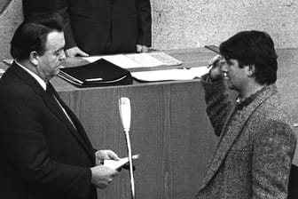 Beginn einer bundesdeutschen Politiker-Karriere: Der neue Umweltminister Joschka Fischer wird am 12.12.1985 im Wiesbadener Landtag vereidigt.