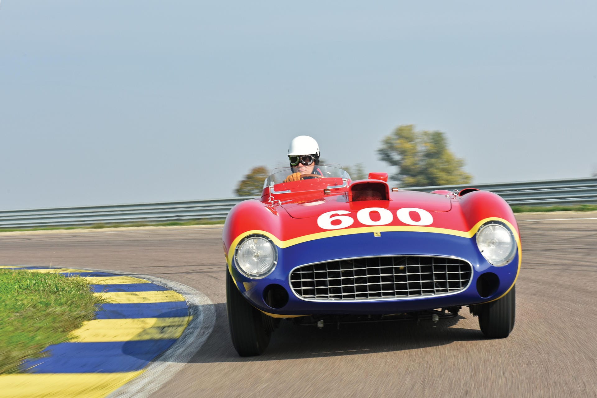 Auf den vierten Rang stieß im Dezember 2015 bei einer Auktion in New York ein Ferrari 290 MM aus dem Jahr 1956 vor. Der Sportwagen wurde für Formel-1-Legende Juan Manuel Fangio gebaut. 28 Millionen US-Dollar (rund 25,6 Millionen Euro) erlöste der Bolide.