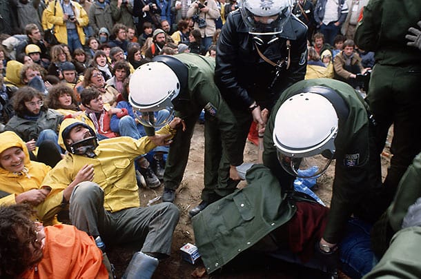 1981: Polizisten räumen das von Umweltschützern besetzte Baugelände für die umstrittene "Startbahn West" am Frankfurter Flughafen verhärtet. Die Grünen führten eine erbitterte Auseinandersetzung mit den etablierten Parteien um den Bau.