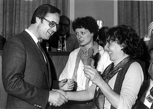 Das rot-grüne Kapitel beginnt schon 1981 in Kassel: Rhea Thönges (r.) und Christel Jahn (M.) von der Fraktion der Grünen gratulieren dem neuen Partner, Kassels Oberbürgermeister Hans Eichel (SPD) zur Wahl.