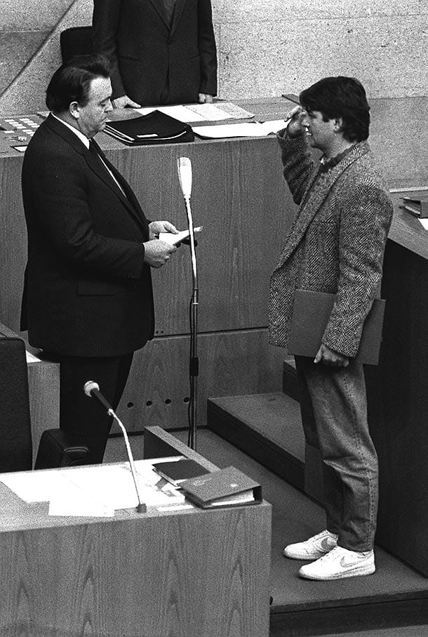 1985: Der amtierende hessische Ministerpräsidenten Holger Börner (l) vereidigt den neuen grünen Umweltminister Joschka Fischer im hessischen Landtag in Wiesbaden.