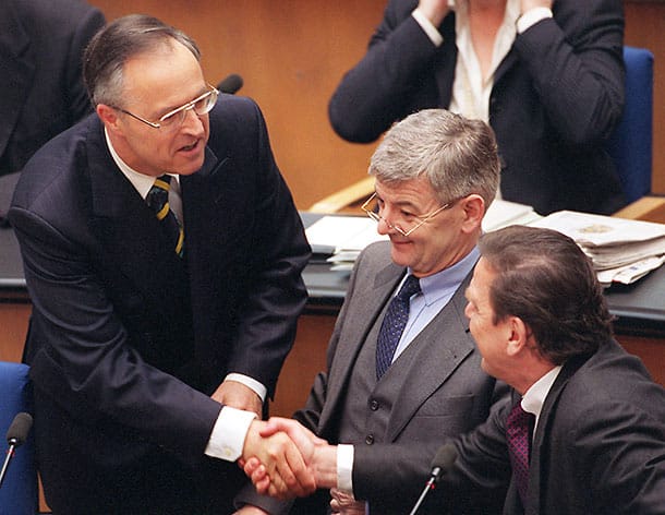 1998: Joschka Fischer wird Außenminister Deutschlands - in der ersten rot-grünen Koalition auf Bundesebene. Bundesfinanzminister wird der ehemalige hessische Ministerpräsidenten Hans Eichel (SPD, l.), Bundeskanzler ist Gerhard Schröder (SPD, r.)