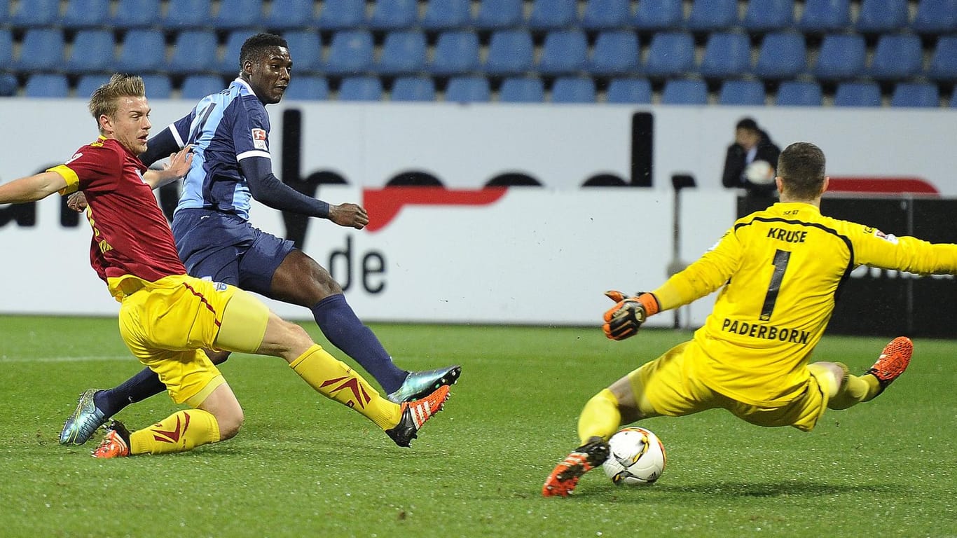 Peniel Mlapa (blaues Trikot) trifft zum 2:0 für Bochum.