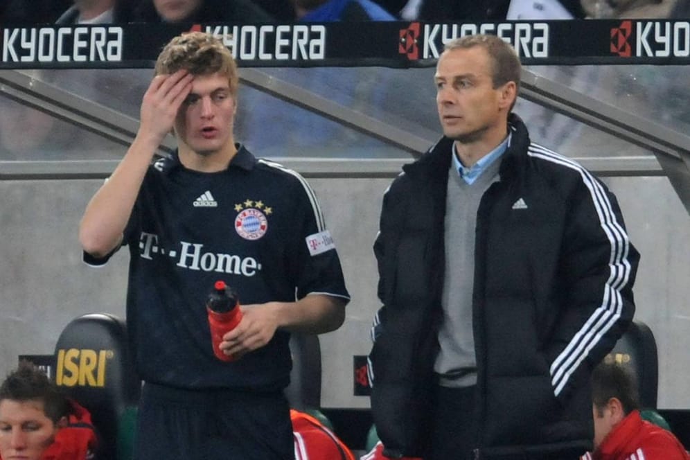Toni Kroos und Jürgen Klinsmann arbeiteten in der Saison 2008/2009 beim FC Bayern zusammen.