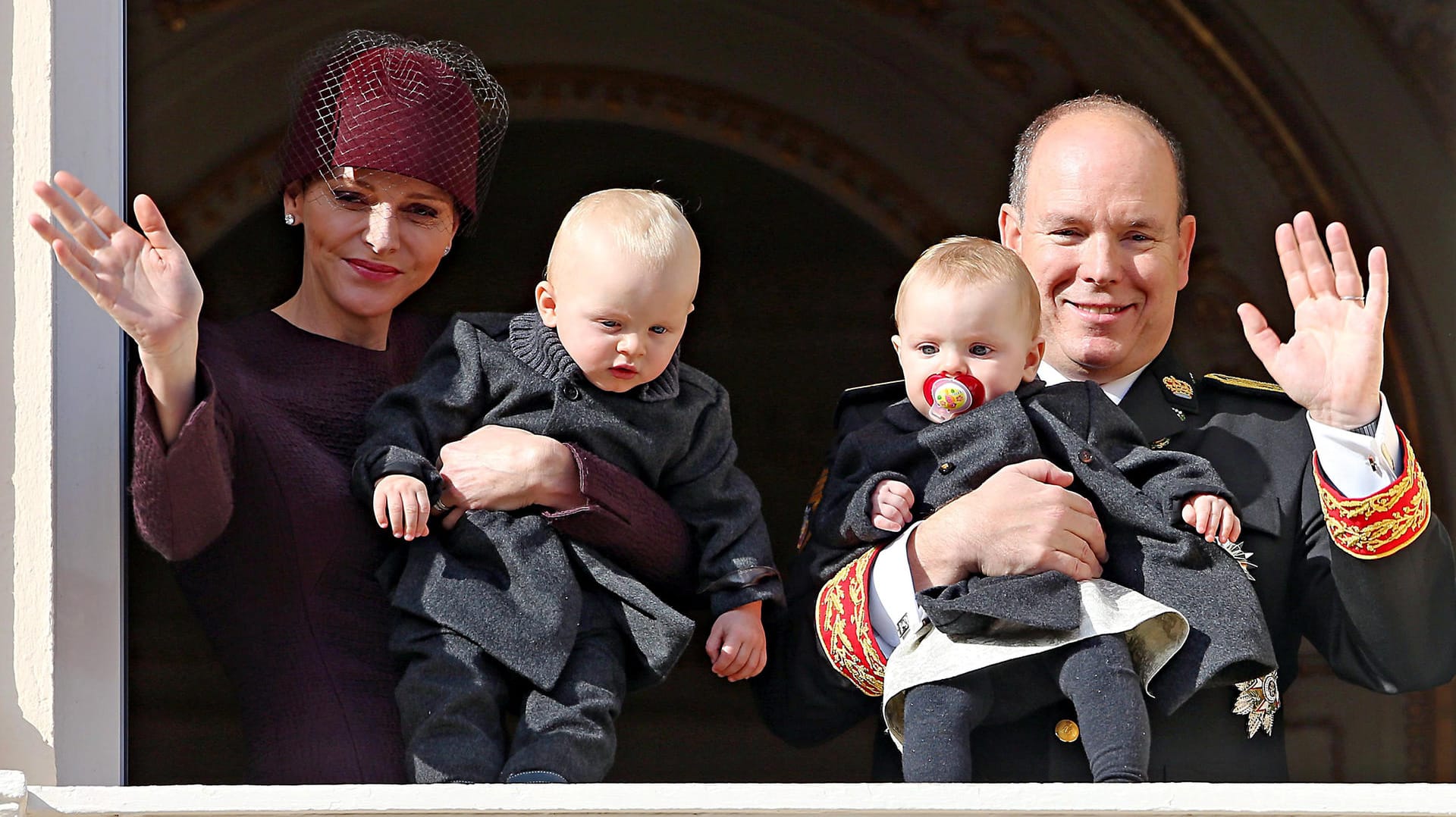 Charlène von Monaco (l.) und Fürst Albert (r.) zeigen die Zwillinge Jacques (2v.l.) und Gabriella (2v.r.). Charlène von Monaco (l.) und Fürst Albert (r.) zeigen die Zwillinge Jacques (2v.l.) und Gabriella (2v.r.).