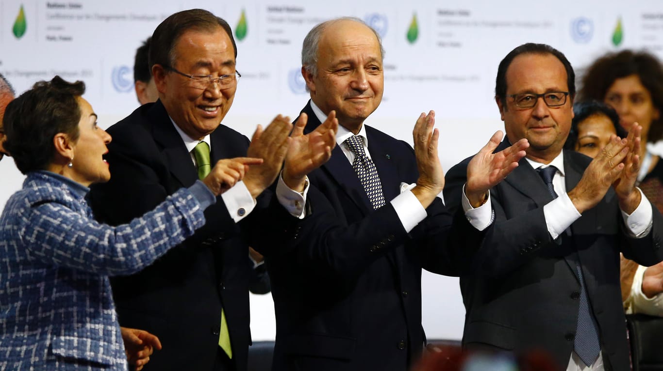 Jubel nach der Einigung auf den Klimapakt (von links): UN-Klima-Chefin Christiana Figueres, UN-Generalsekretär Ban Ki Moon, Konferenz-Präsident Laurent Fabius und Frankreichs Präsident François Hollande.