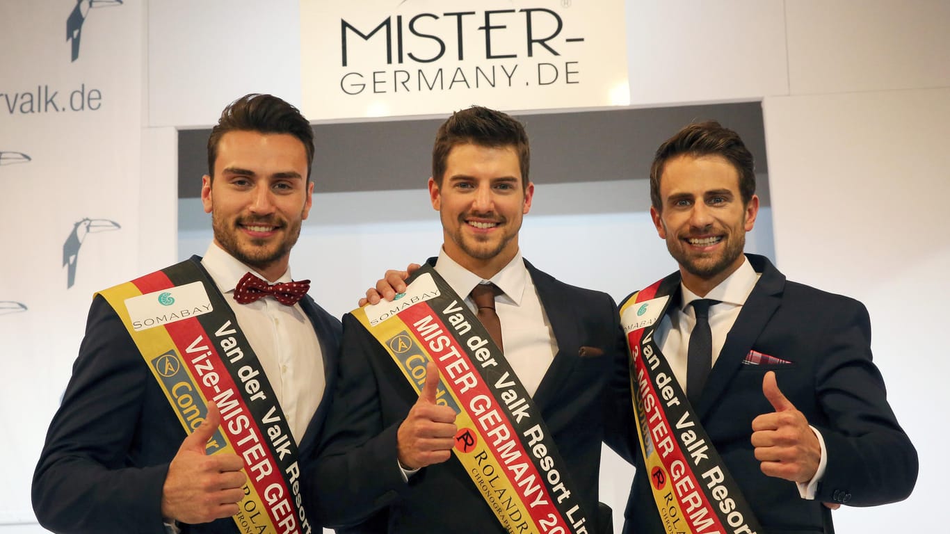 "Mister Germany 2016" Florian Molzahn (m.) mit dem Zweitplatzierten Oleg Justus aus Kiel (l.) und Mathias Baron aus Haiger (r.), der auf den dritten Rang kam.