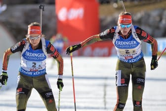 Wechsel: Franziska Preuss (links) wird von Vanessa Hinz auf die Reise geschickt. Die deutsche Biathlon-Staffel kam auf Rang zwei.