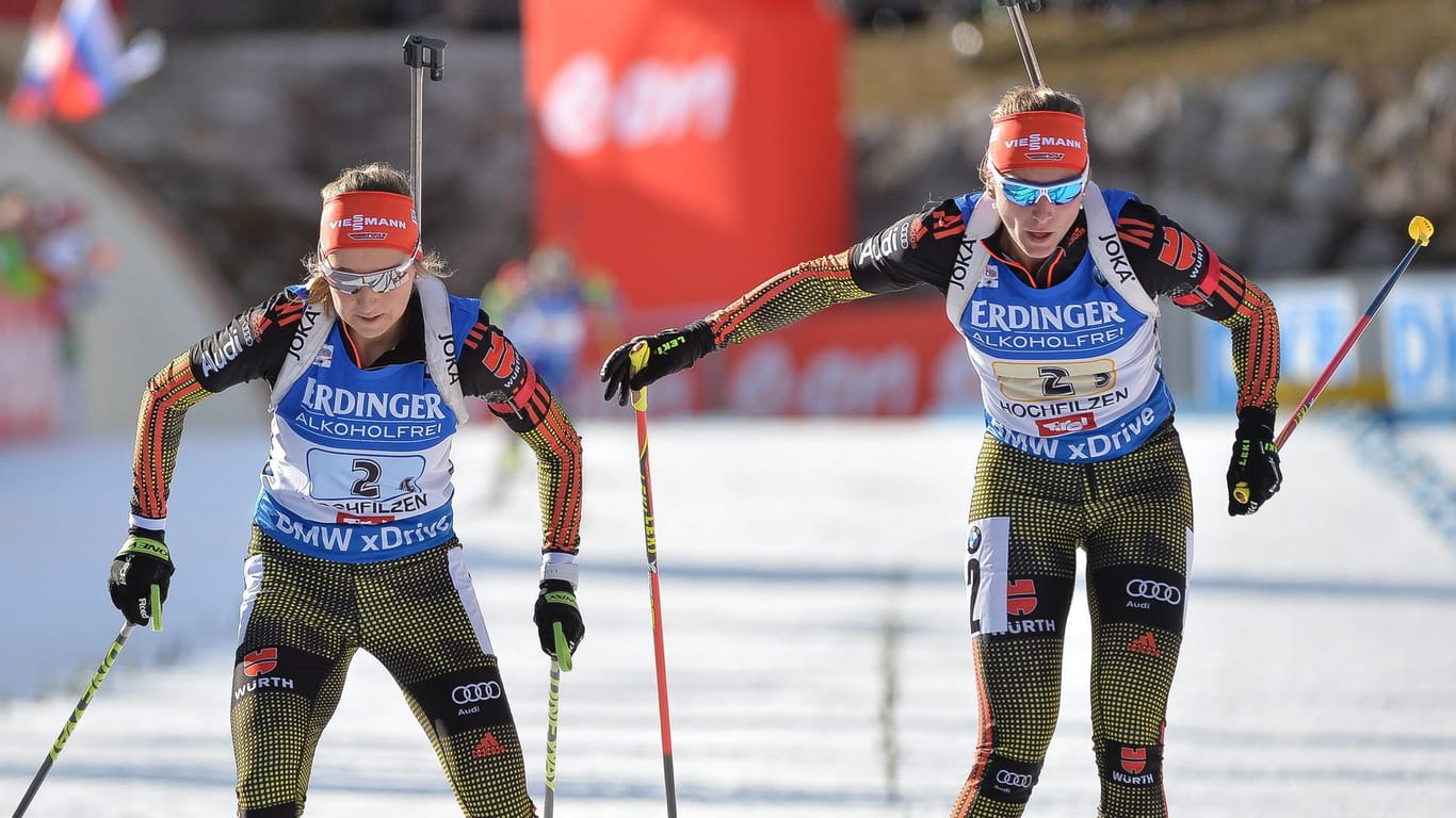 Wechsel: Franziska Preuss (links) wird von Vanessa Hinz auf die Reise geschickt. Die deutsche Biathlon-Staffel kam auf Rang zwei.