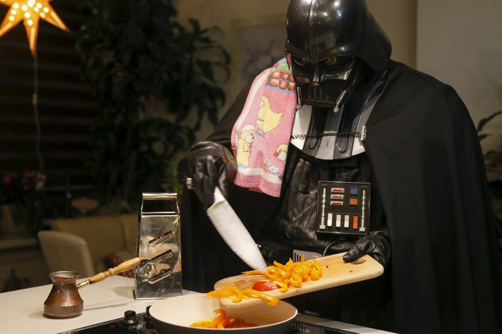 Herr Vader bereitet das Abendessen zu. Im Hintergrund leuchtet die Weihnachts-Deko.