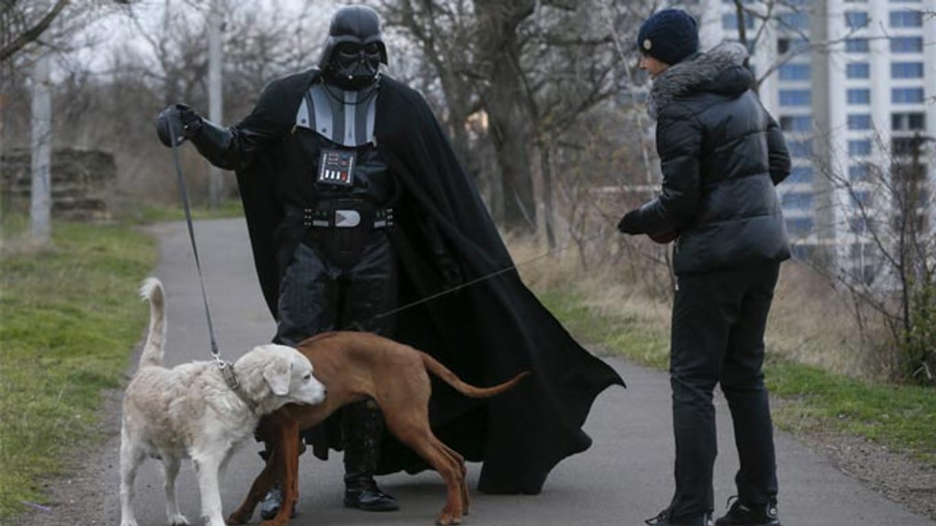 Man kennt ihn mittlerweile. Wenn Darth Vader mit seinem Hund Gassi geht, dann gehört das für die Bewohner in seiner Nachbarschaft längst zum Alltag.