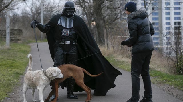 Man kennt ihn mittlerweile. Wenn Darth Vader mit seinem Hund Gassi geht, dann gehört das für die Bewohner in seiner Nachbarschaft längst zum Alltag.