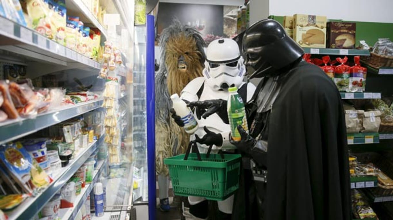 Darth Vader lebt sehr kostenbewusst. Hier vergleicht er gemeinsam mit einem seiner Anhänger Preise im Supermarkt. Privat versteht er sich übrigens auch mit Chewbacca gut, der da im Hintergrund zu sehen ist.