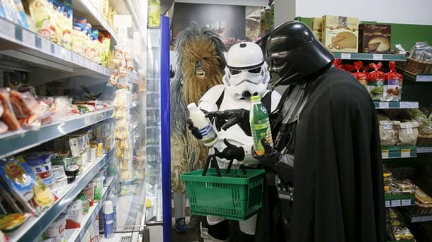 Darth Vader lebt sehr kostenbewusst. Hier vergleicht er gemeinsam mit einem seiner Anhänger Preise im Supermarkt. Privat versteht er sich übrigens auch mit Chewbacca gut, der da im Hintergrund zu sehen ist.