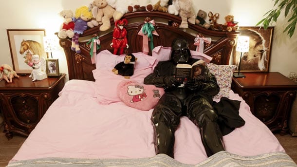 Auch wenn bei seiner Kleidung eindeutig die Farbe schwarz dominiert: Im Schlafzimmer darf es bei Darth Vader auch gerne pink, bunt und auch kuschelig sein.