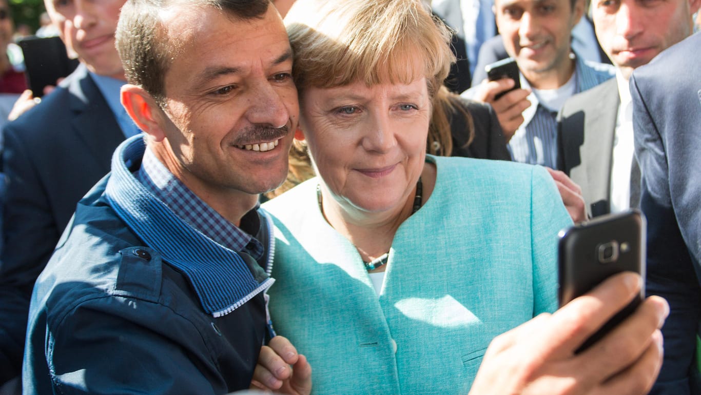 Selfie mit Folgen: Die Kanzlerin lässt sich im September in Berlin-Spandau zusammen mit einem Flüchtling fotografieren.