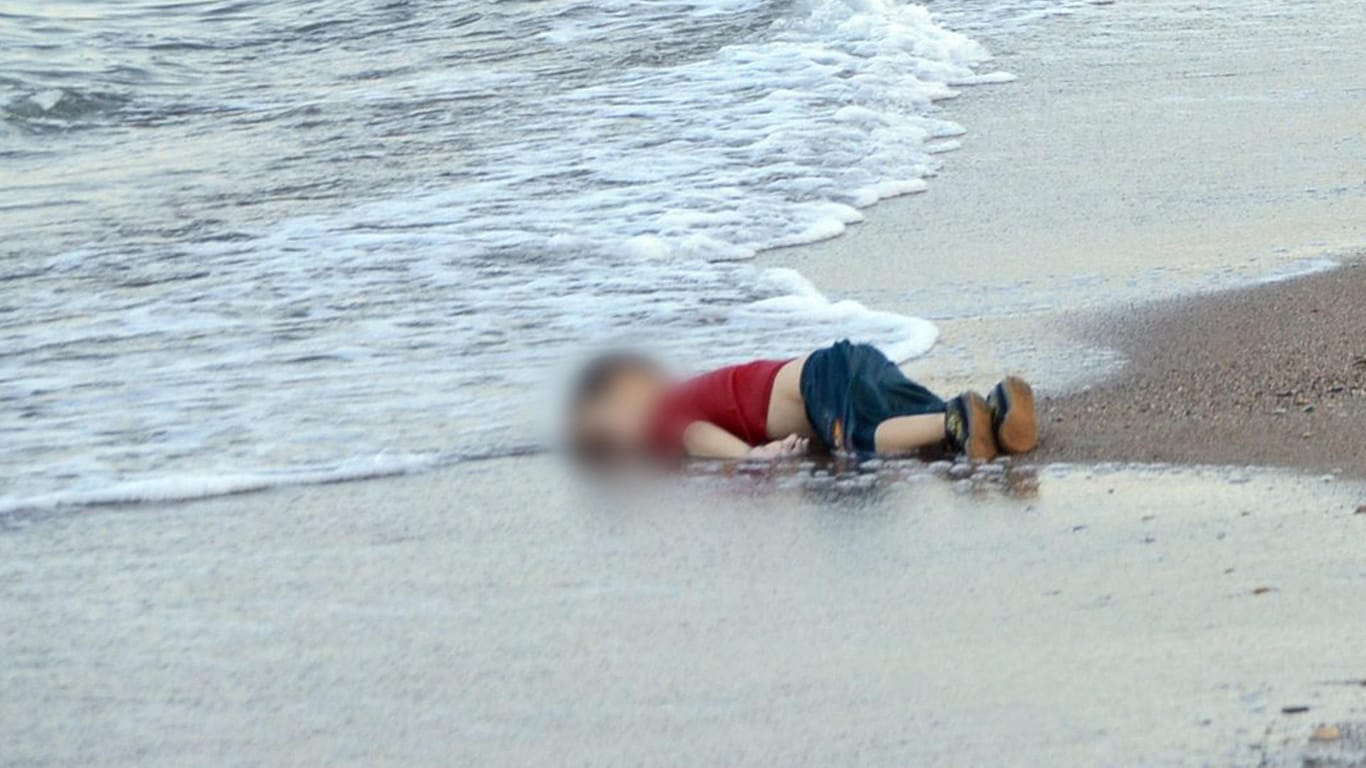 Der dreijährige Aylan aus Syrien ertrinkt auf der Flucht nach Griechenland und wird an der Küste in Bodrum angeschwemmt.