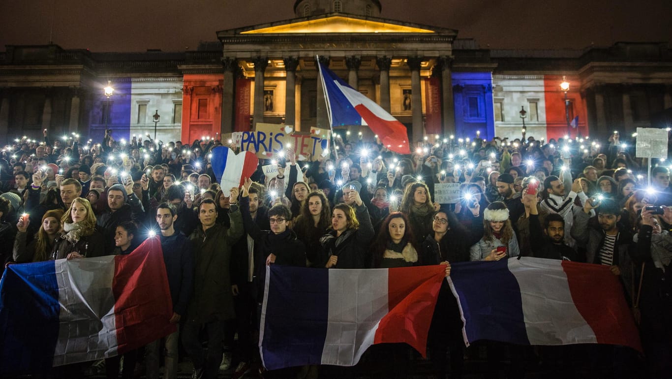 Nach der Anschlagsserie in Paris bekunden viele Menschen ihre Solidarität mit Frankreich - wie hier in London am Trafalgar Square.