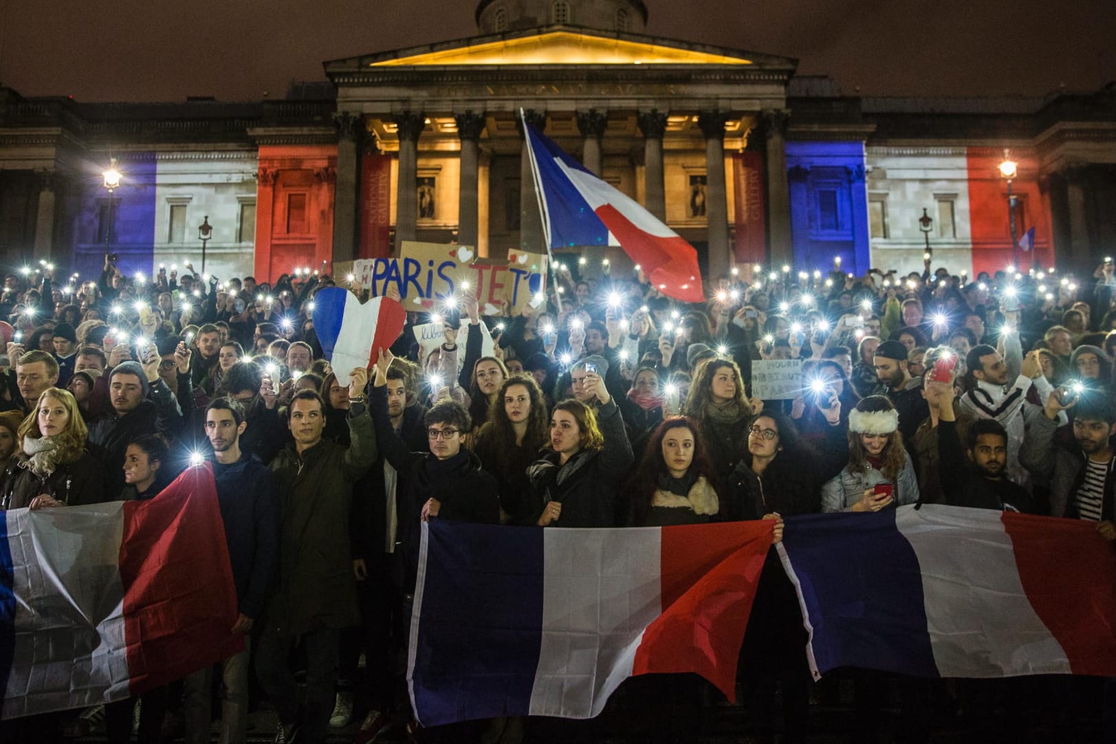 Nach der Anschlagsserie in Paris bekunden viele Menschen ihre Solidarität mit Frankreich - wie hier in London am Trafalgar Square.