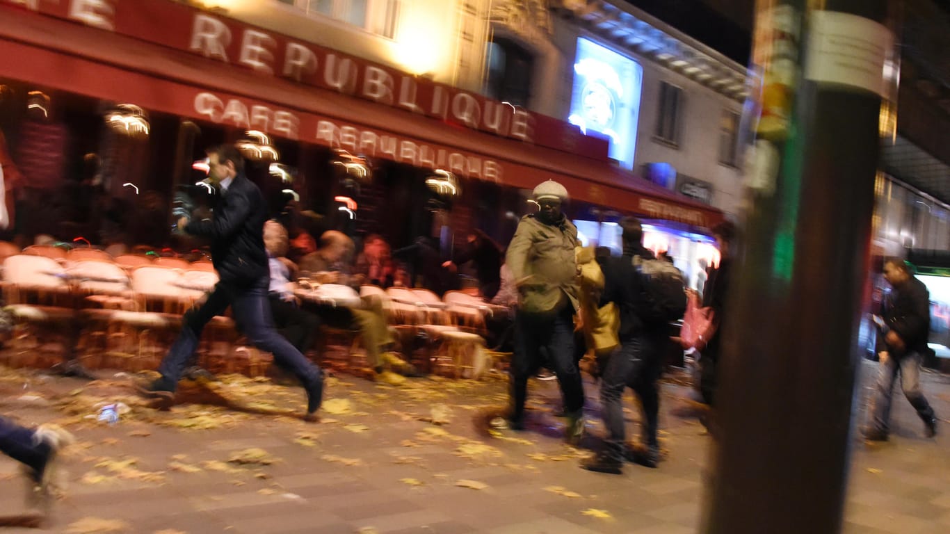 In Panik laufen die Menschen um ihr Leben, nachdem sie im Zentrum von Paris mehrere Explosionen und Schüsse gehört haben.