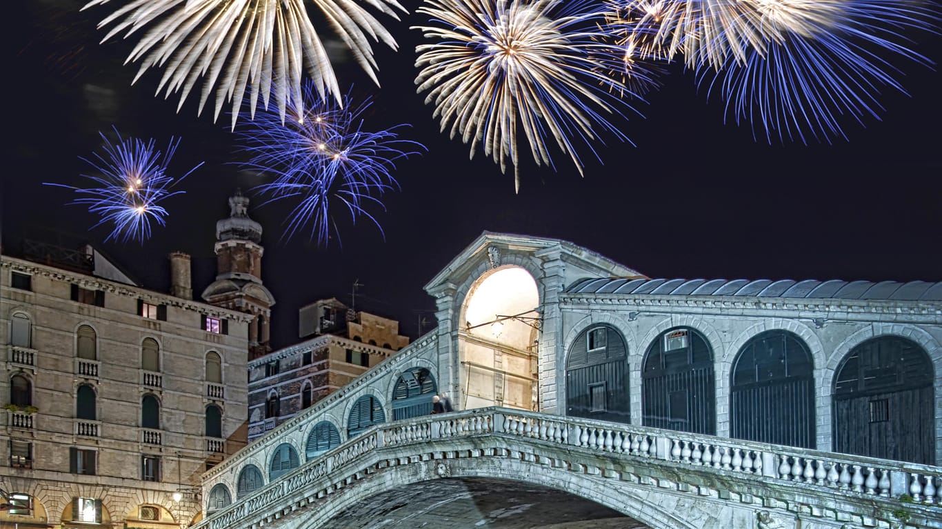 Silvester in Venedig gefällt nicht nur Verliebten: In der Lagunenstadt steigen am 31.12. eine Menge Partys.