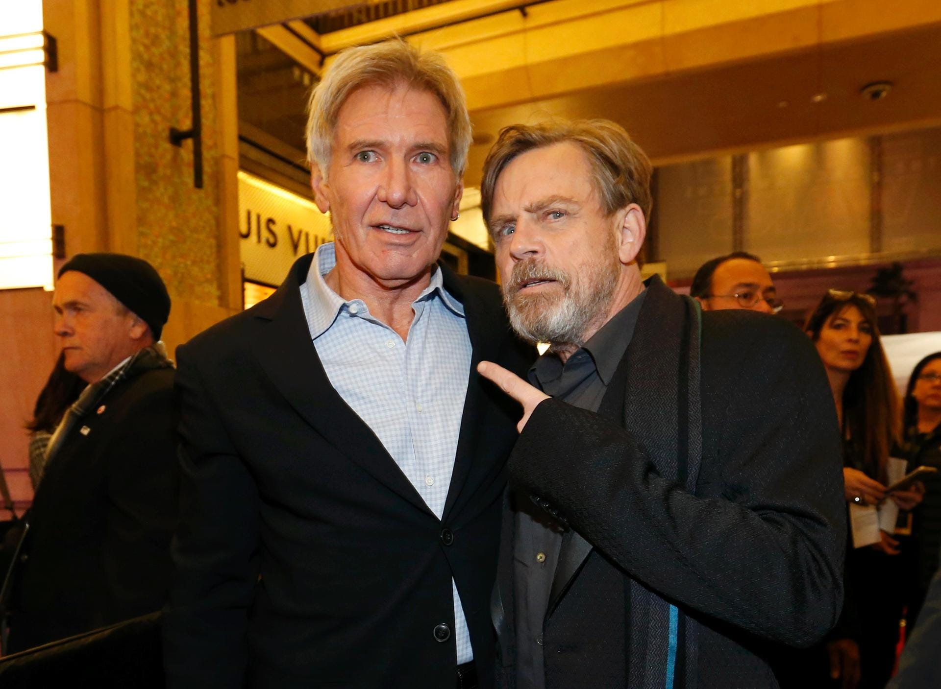 Harrison Ford und Mark Hamill auf der "Star Wars VII: Das Erwachen der Macht"-Weltpremiere am 14. Dezember 2015 in Los Angeles.