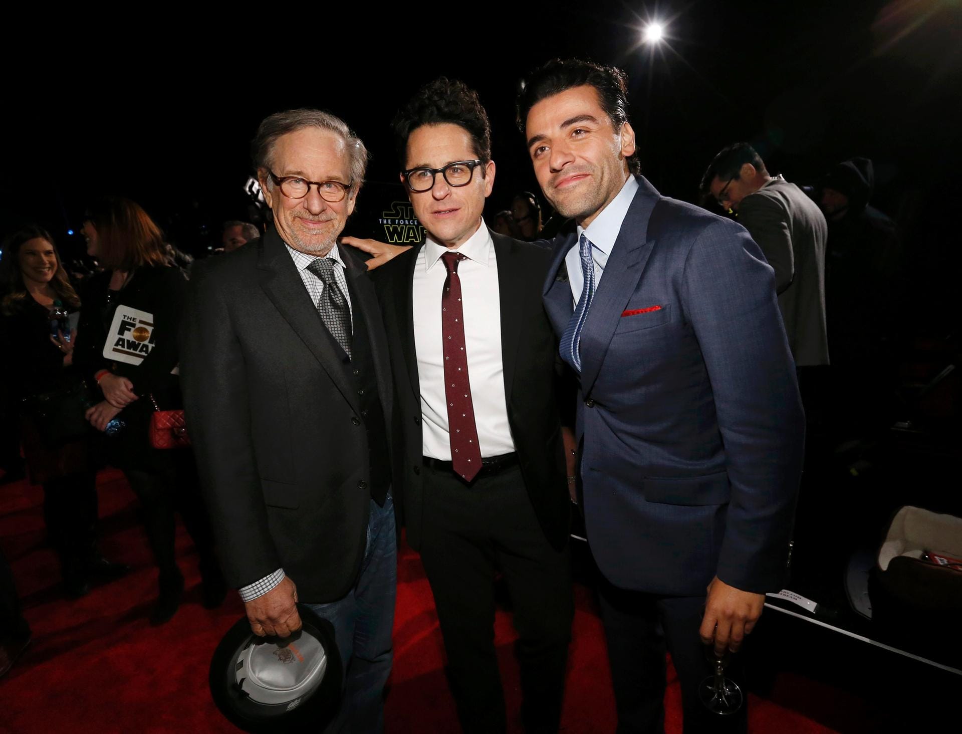 Steven Spielberg, "Star Wars"-Regisseur JJ Abrahms und Oscar Isaac, der Poe Dameron spielt.