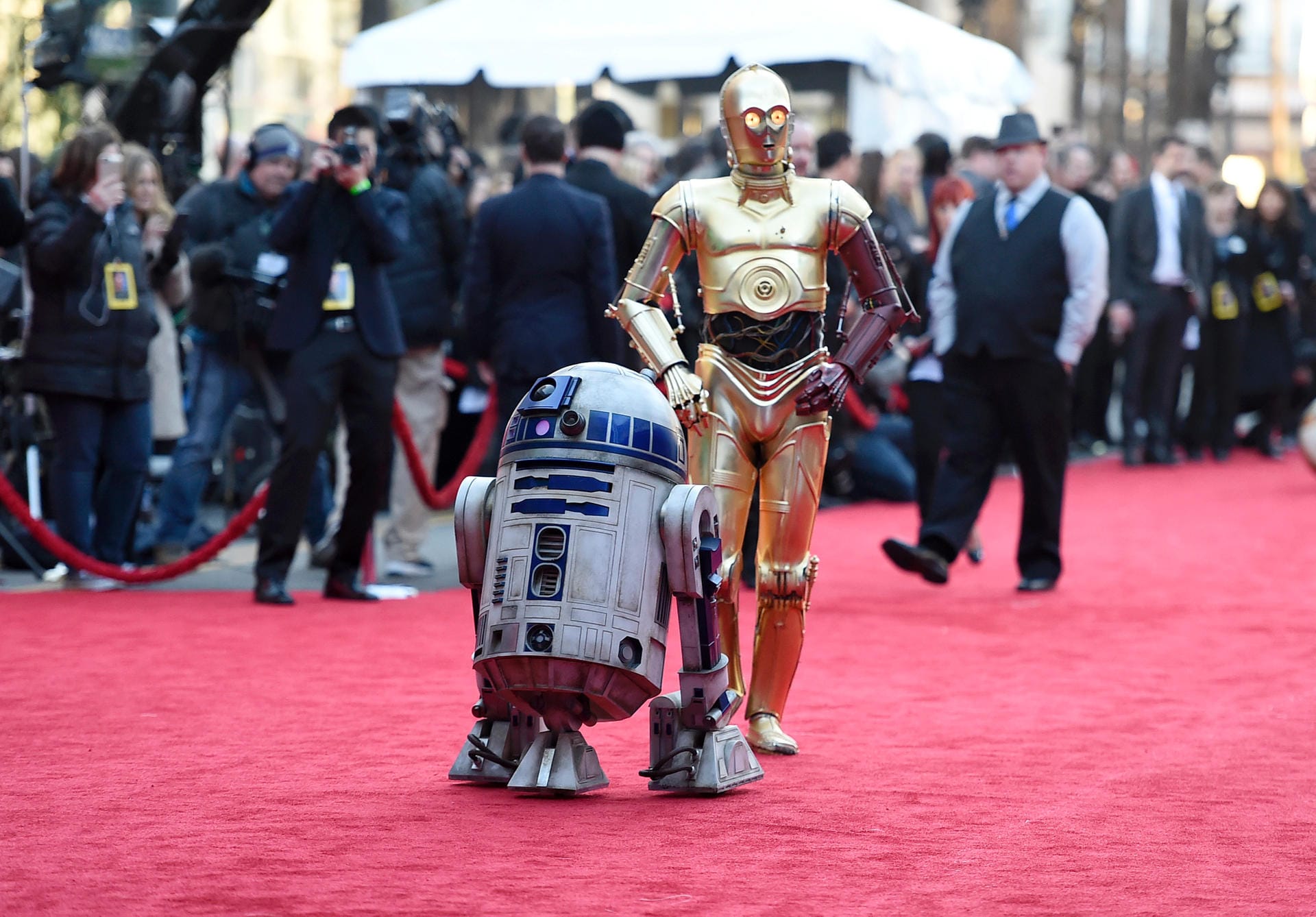 Auch R2-D2 und C-3PO ließen sich den Gang über den Roten Teppich nicht nehmen.