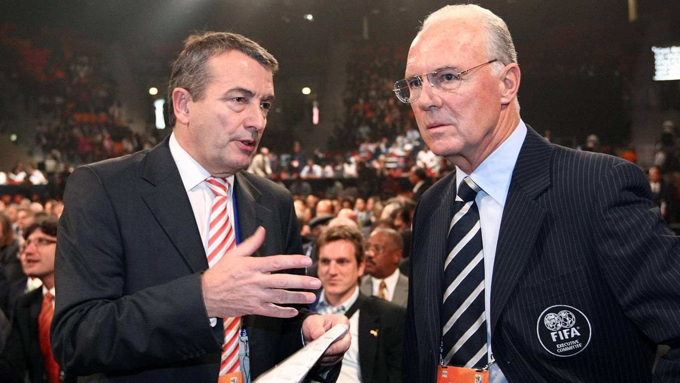 Ein Bild aus gemeinsamen Tagen: Wolfgang Niersbach (li.) und Franz Beckenbauer bei der Gruppen-Auslosung der WM 2010.