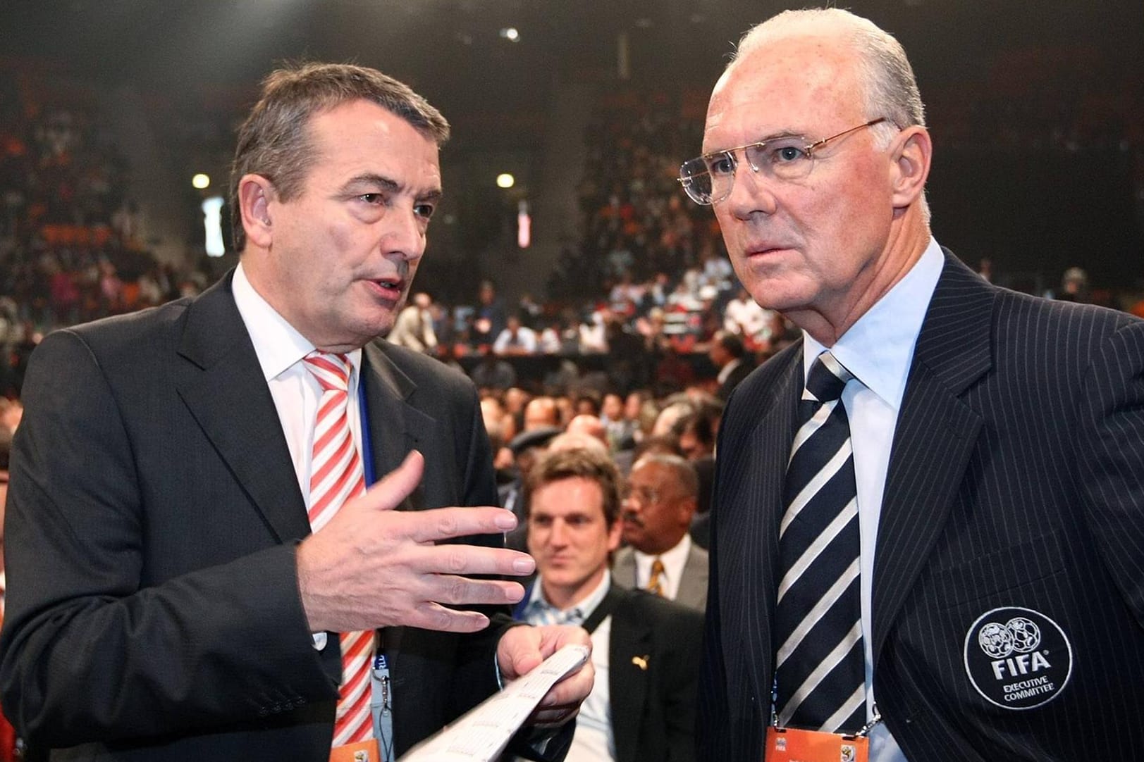Ein Bild aus gemeinsamen Tagen: Wolfgang Niersbach (li.) und Franz Beckenbauer bei der Gruppen-Auslosung der WM 2010.