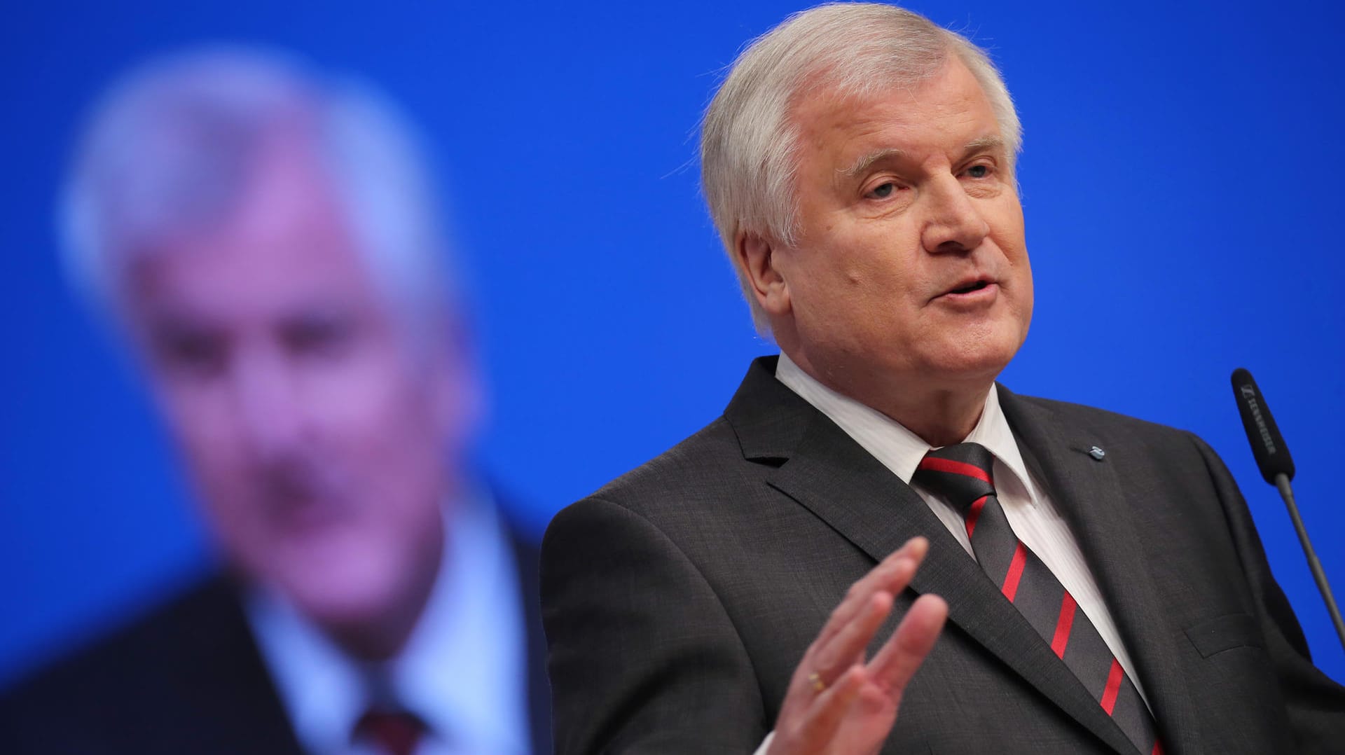 Horst Seehofer spricht auf dem CDU-Parteitag in Karlsruhe.