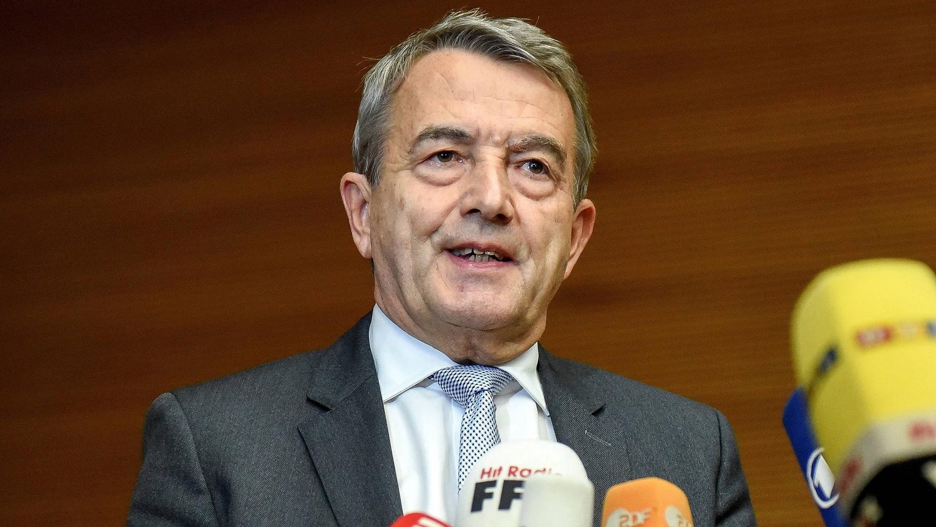 DFB-Interimsboss Rainer Koch macht sich dafür stark, dass Wolfgang Niersbach seine Mandate bei der FIFA und der UEFA behält. DFB-Interimsboss Rainer Koch macht sich dafür stark, dass Wolfgang Niersbach seine Mandate bei der FIFA und der UEFA behält.