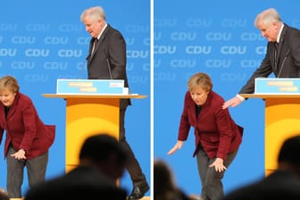 Merkel stolpert kurz, als sie Seehofer auf dem Parteitag verabschiedet.