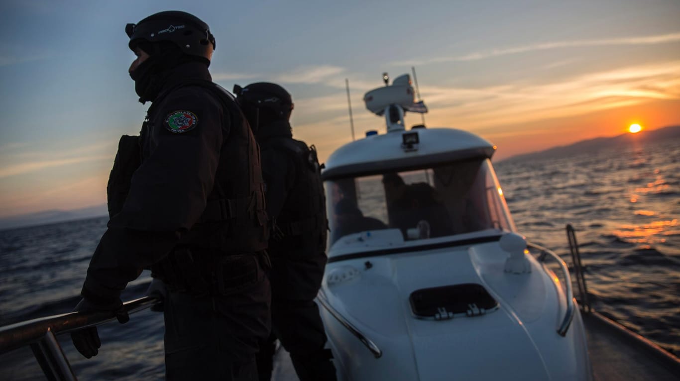 Frontex-Polizisten vor der griechischen Insel Lesbos.