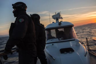 Frontex-Polizisten vor der griechischen Insel Lesbos.