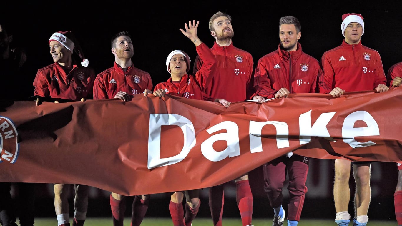 Die Profis des FC Bayern bedanken sich nach dem letzten Heimspiel des Jahres bei ihren Fans.