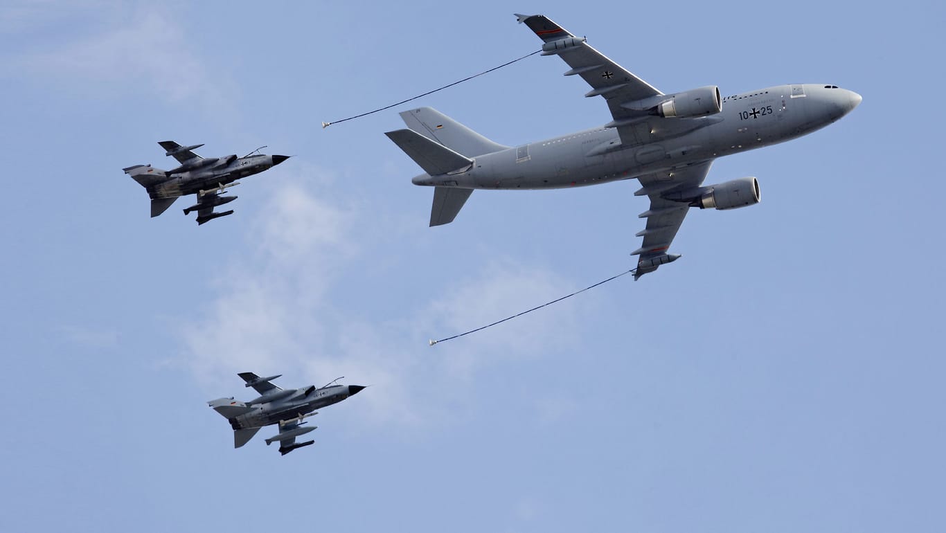 So könnte der Himmel demnächst über Syrien und dem Irak aussehen: Ein Airbus der Bundeswehr betankt "Tornado"-Kampfjets in der Luft.