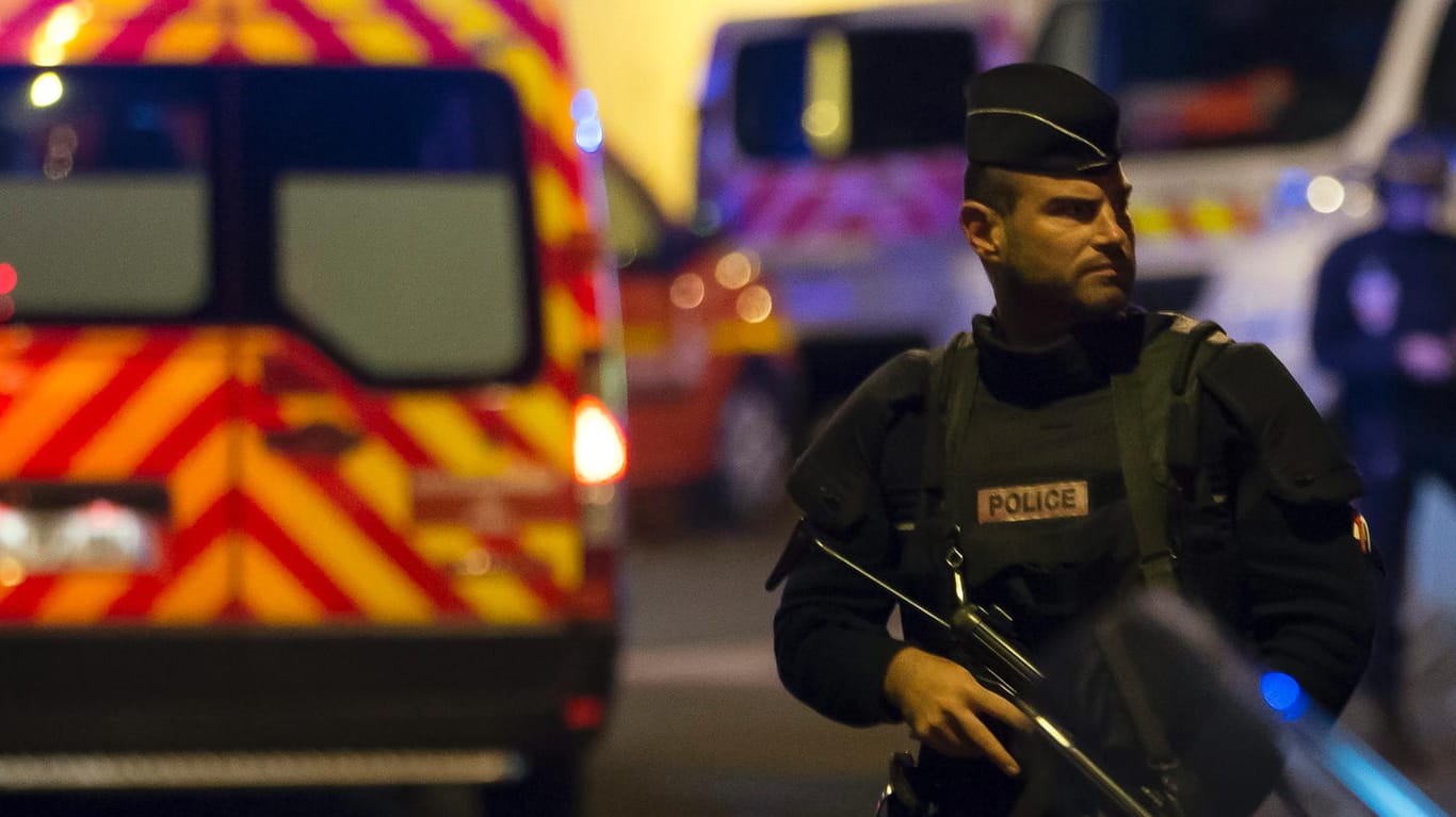 Französische Sicherheitskräfte am Stade de France in Paris nach den Attentaten vom 13. November.