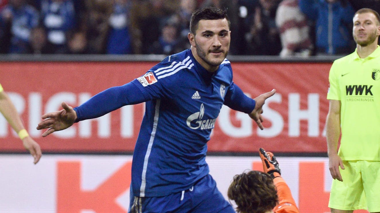 Schalke-Profi Sead Kolasinac dreht nach seinem Treffer zum zwischenzeitlichen 1:1 (1:2) gegen den FCA jubelnd ab. Schalke-Profi Sead Kolasinac dreht nach seinem Treffer zum zwischenzeitlichen 1:1 (1:2) gegen den FCA jubelnd ab.