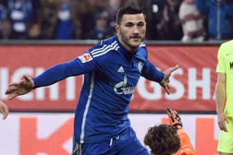 Schalke-Profi Sead Kolasinac dreht nach seinem Treffer zum zwischenzeitlichen 1:1 (1:2) gegen den FCA jubelnd ab.