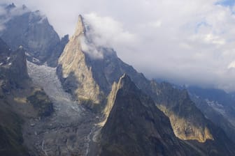 Der Mont Blanc beeindruckt durch spektakuläre Gletscher und Schluchten.