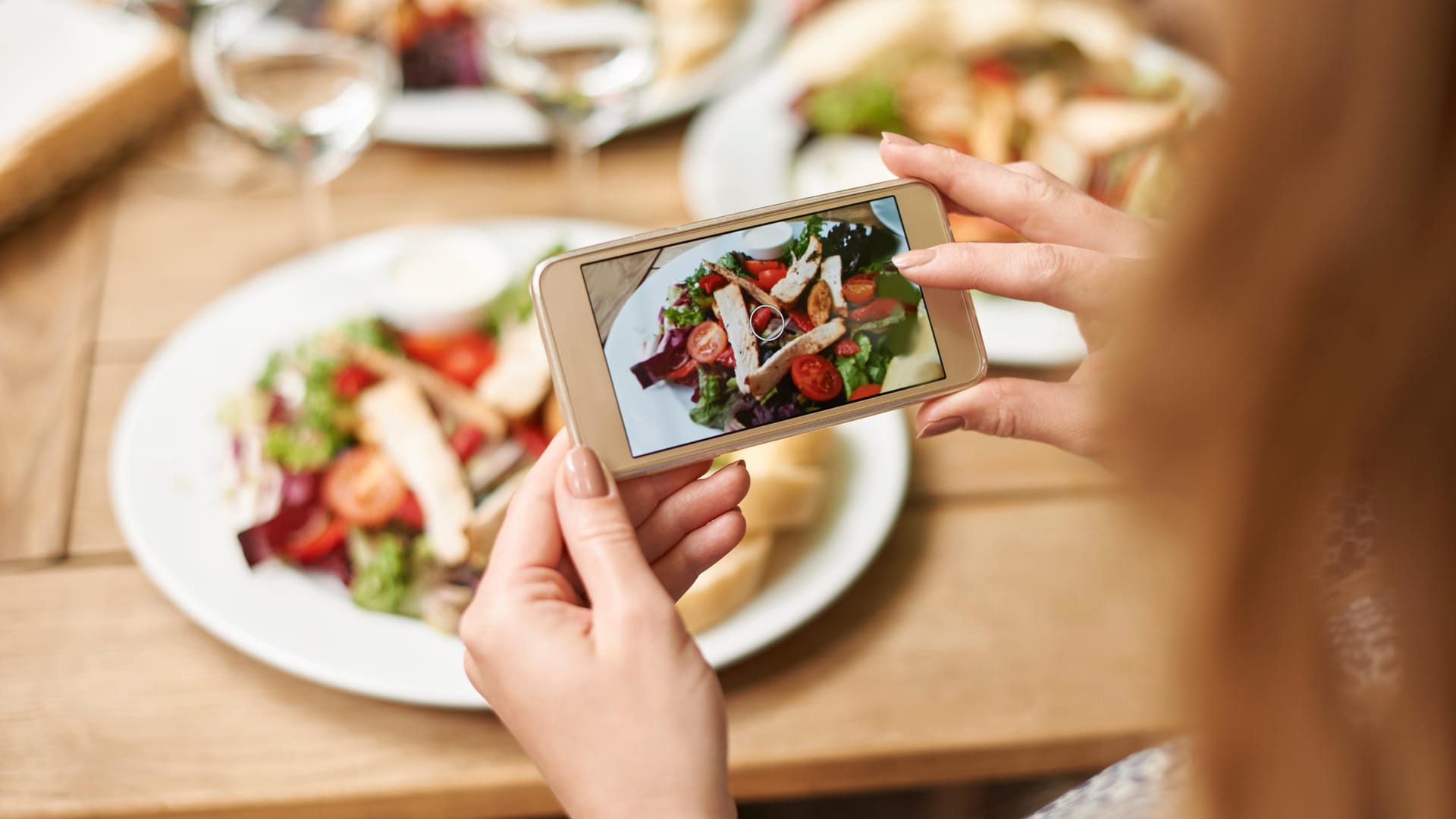 Essen Sie Ihr Mittagessen lieber, als es zu fotografieren. Während Mahlzeiten sollte man abschalten und genießen.