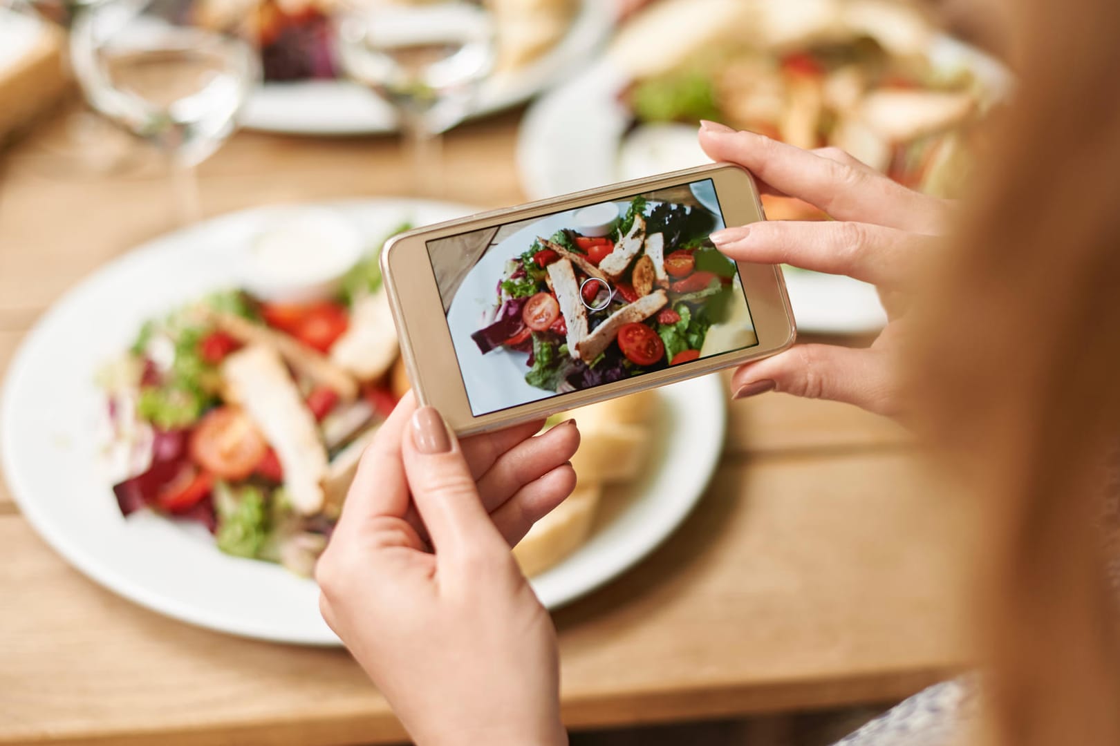 Essen Sie Ihr Mittagessen lieber, als es zu fotografieren. Während Mahlzeiten sollte man abschalten und genießen.