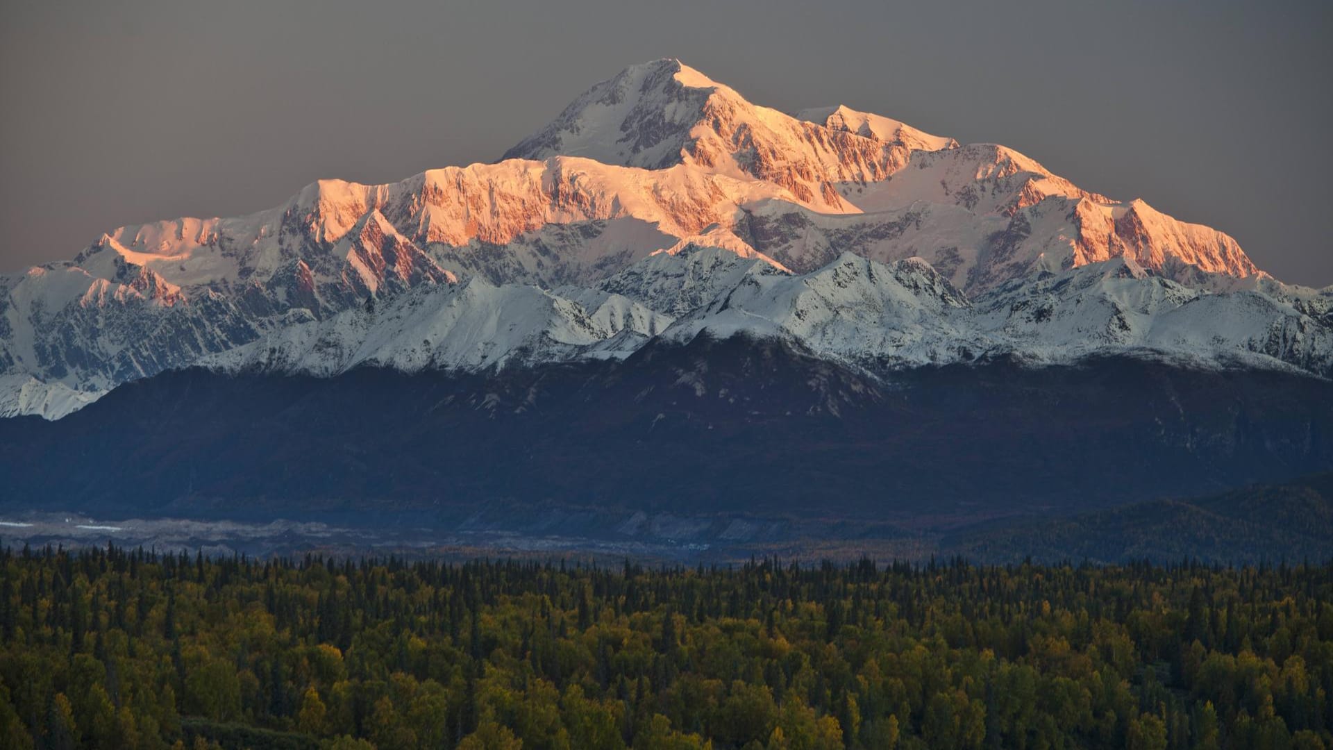 Seltener Anblick: Die meiste Zeit des Jahres ist der Mount McKinley von einer Wolkendecke verhüllt.