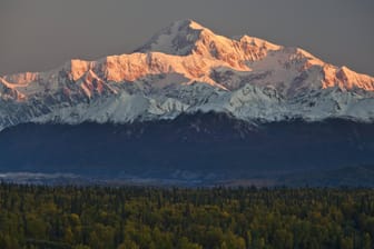 Seltener Anblick: Die meiste Zeit des Jahres ist der Mount McKinley von einer Wolkendecke verhüllt.