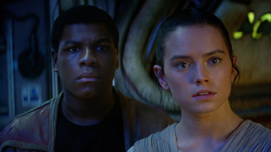 Finn (John Boyega) und Rey (Daisy Ridley).